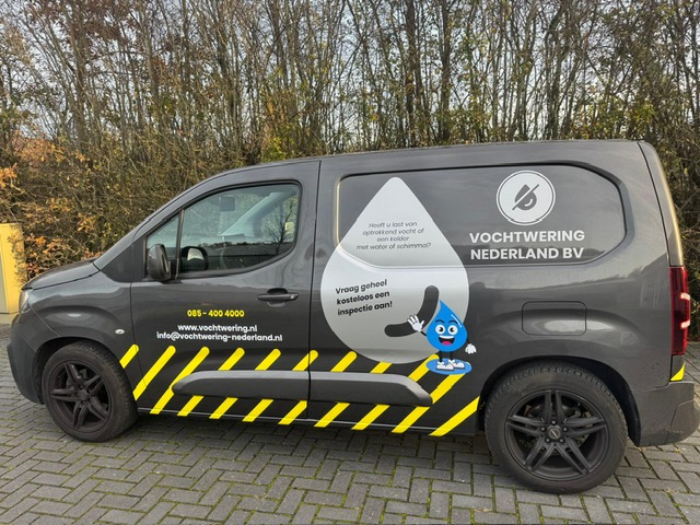 Specialist aan het werk in een kelder
